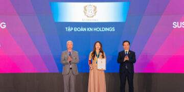 Đại diện Tập đoàn KN Holdings đón nhận Top 10 Thương hiệu Phát triển Bền vững năm 2025 từ Ban tổ chức.