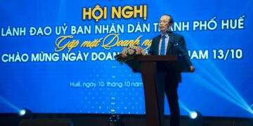 Phó Chủ tịch UBND thành phố Huế Phan Quý Phương phát biểu tại hội nghị. 