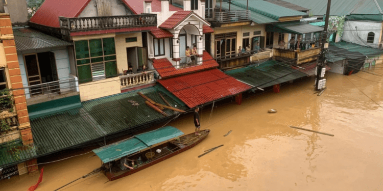 Nhiều khu vực ở phường Yên Bái, tỉnh Lào Cai ngập nặng