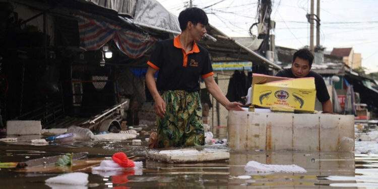 Lũ tràn về sau bão số 10, tiểu thương Nghệ An lội nước vớt tài sản