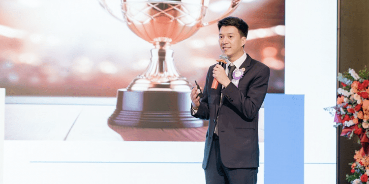 TS. Nguyễn Trí Anh - Tổng Giám đốc MEDLATEC GROUP báo cáo tại buổi lễ. 