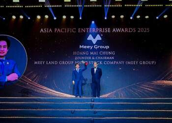 Ông Hoàng Mai Chung nhận giải thưởng Doanh nhân xuất sắc tại APEA 2025. Ảnh: Meey Group.