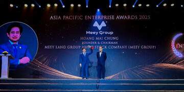 Ông Hoàng Mai Chung nhận giải thưởng Doanh nhân xuất sắc tại APEA 2025. Ảnh: Meey Group.