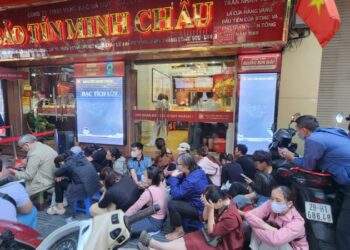 Người dân vây kín dù cửa hàng dừng bán, có hiện tượng nhận xếp hàng thuê