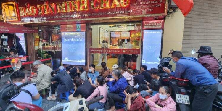 Người dân vây kín dù cửa hàng dừng bán, có hiện tượng nhận xếp hàng thuê