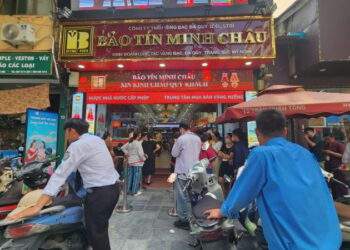 Người dân xếp hàng, nhà vàng tạm dừng bán