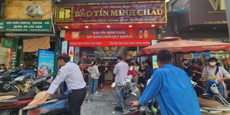 Người dân xếp hàng, nhà vàng tạm dừng bán