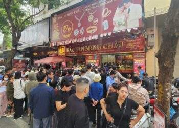 Nhà vàng bán số lượng lớn, người dân ồ ạt đi mua