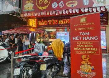 Nhà vàng dừng bán, người dân vẫn đội mưa xếp hàng