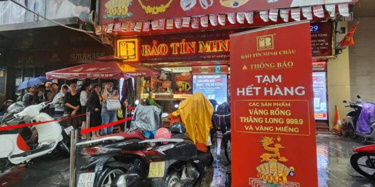 Nhà vàng dừng bán, người dân vẫn đội mưa xếp hàng