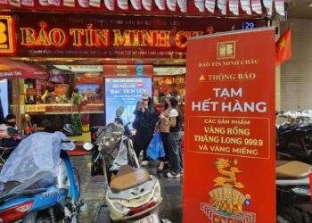 Nhà vàng lại khan hàng, dòng người xếp hàng không còn