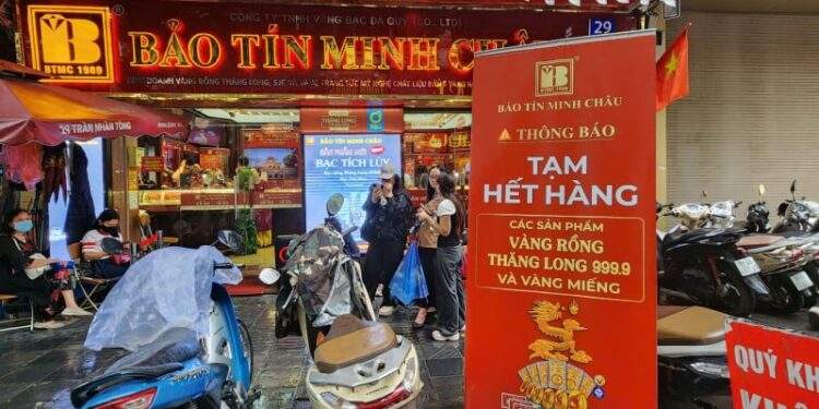 Nhà vàng lại khan hàng, dòng người xếp hàng không còn