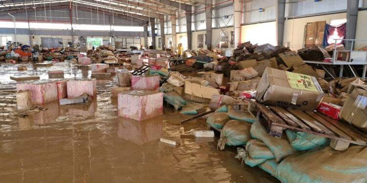 Kho hàng của Hợp tác xã Miến Việt Cường bị thiệt hại nặng nề do bão lũ