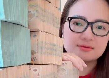 Những màn khoe của "gây choáng" của Hoàng Hường