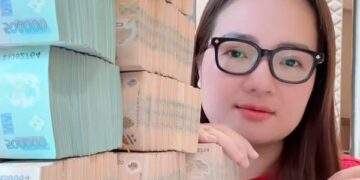Những màn khoe của "gây choáng" của Hoàng Hường