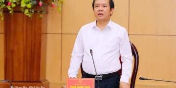 Chủ tịch UBND tỉnh Ninh Bình Phạm Quang Ngọc phát biểu kết luận Hội nghị. Ảnh: Báo Ninh Bình