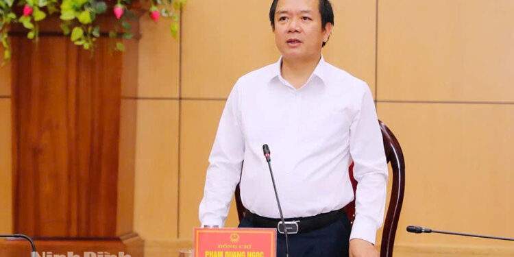 Chủ tịch UBND tỉnh Ninh Bình Phạm Quang Ngọc phát biểu kết luận Hội nghị. Ảnh: Báo Ninh Bình