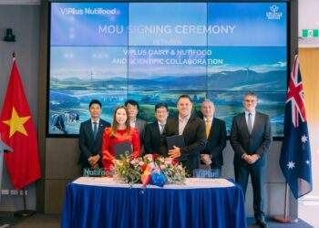 Đại diện Nutifood và ViPlus Dairy tại sự kiện ký kết hồi tháng 5. Ảnh: Nutifood.