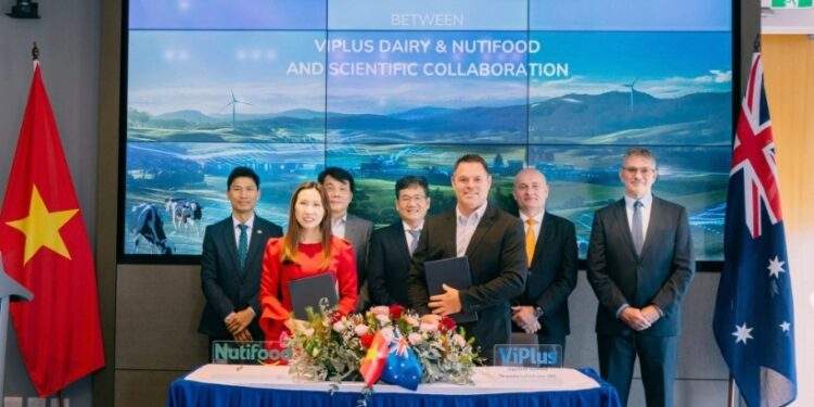 Đại diện Nutifood và ViPlus Dairy tại sự kiện ký kết hồi tháng 5. Ảnh: Nutifood.