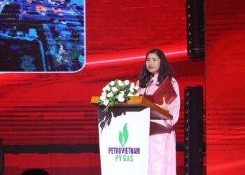 Bà Nguyễn Thị Quỳnh Ngọc - Tổng thư ký VietKings, Phó Viện trưởng Viện Kỷ lục Việt Nam đại diện công bố Quyết định xác lập Kỷ lục Việt Nam.