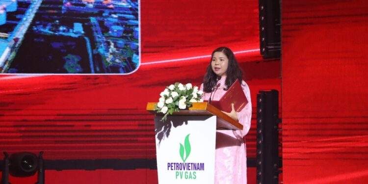 Bà Nguyễn Thị Quỳnh Ngọc - Tổng thư ký VietKings, Phó Viện trưởng Viện Kỷ lục Việt Nam đại diện công bố Quyết định xác lập Kỷ lục Việt Nam.