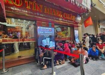 Phố vàng thất thủ, dòng người xếp hàng dài xuyên trưa