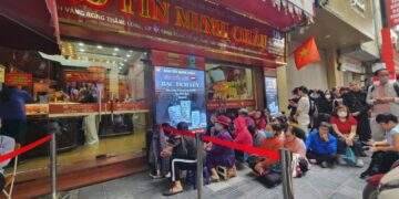 Phố vàng thất thủ, dòng người xếp hàng dài xuyên trưa