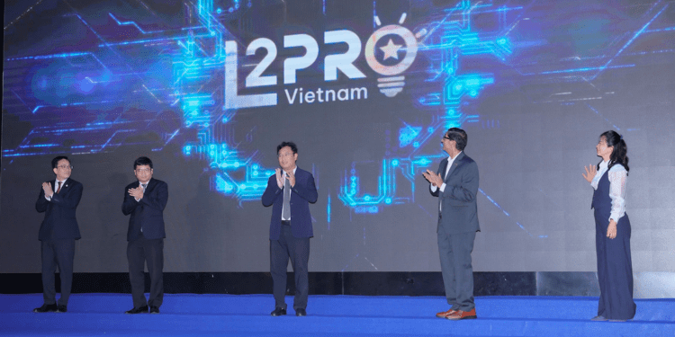 Các đại biểu thực hiện nghi thức ra mắt Nền tảng đào tạo sở hữu trí tuệ trực tuyến phi lợi nhuận L2Pro.