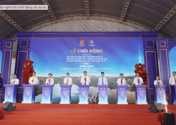 Các đại biểu thực hiện nghi thức khởi động các dự án