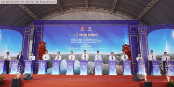 Các đại biểu thực hiện nghi thức khởi động các dự án