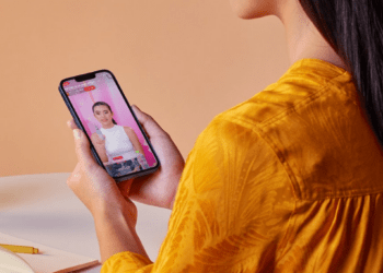 Các phiên livestream dẫn dắt bởi KOL An Phương, Cổ Ngân, Ribi Sachi, Vinh Râu và Thúy Kiều cung cấp thông tin trực quan về sản phẩm mới cho người dùng.