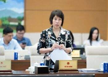 Thứ trưởng Bộ Tài chính Nguyễn Thị Bích Ngọc chia sẻ giải trình dự thảo Luật tại phiên họp.