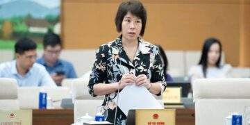 Thứ trưởng Bộ Tài chính Nguyễn Thị Bích Ngọc chia sẻ giải trình dự thảo Luật tại phiên họp.