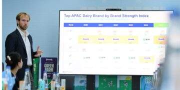 Ông Alex Haigh – Giám đốc điều hành Brand Finance khu vực châu Á – Thái Bình Dương chia sẻ về báo cáo giá trị thương hiệu năm 2025 (Ảnh: Nguyễn Hoàng).