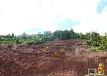 Máy móc được huy động để san mặt bằng xây dựng Trường Phổ thông dân tộc bán trú Tiểu học Mỹ Lý 2. Ảnh: Thành Duy