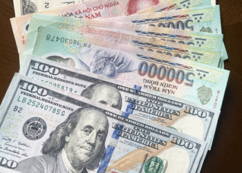 Thế giới giằng co, thị trường tự do nhảy giá