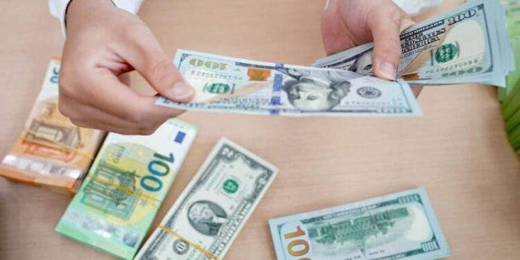 Thị trường tự do tăng vọt, ngân hàng giảm sốc
