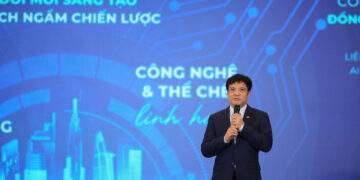 Nếu tiếp tục chạy theo các công nghệ cũ, chúng ta sẽ mãi không thể bắt kịp. Nhưng với AI, ông Khoa tin rằng Việt Nam hoàn toàn có thể trở thành trung tâm công nghệ hàng đầu của khu vực.