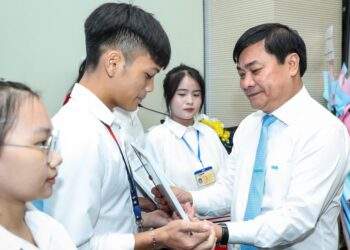 Trao 20 suất học bổng Nguyễn Thái Bình cho tân sinh viên Quảng Ngãi tại TP.HCM