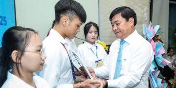 Trao 20 suất học bổng Nguyễn Thái Bình cho tân sinh viên Quảng Ngãi tại TP.HCM