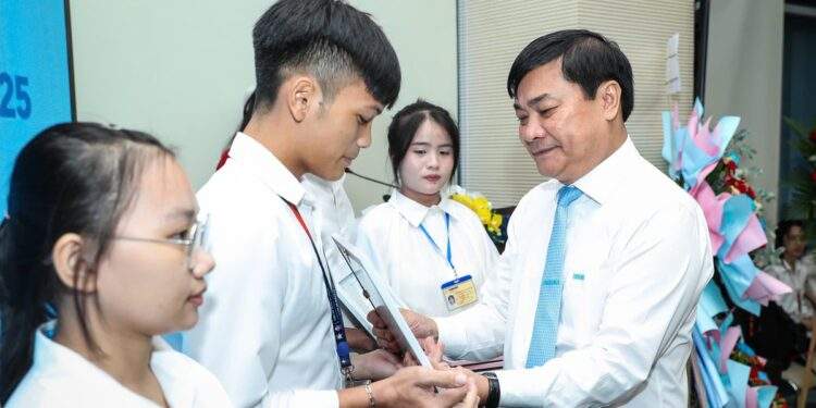Trao 20 suất học bổng Nguyễn Thái Bình cho tân sinh viên Quảng Ngãi tại TP.HCM