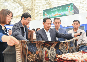 Trước lễ khai mạc, Phó Thủ tướng kiểm tra công tác tổ chức Hội chợ Mùa Thu 2025