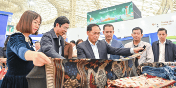 Trước lễ khai mạc, Phó Thủ tướng kiểm tra công tác tổ chức Hội chợ Mùa Thu 2025