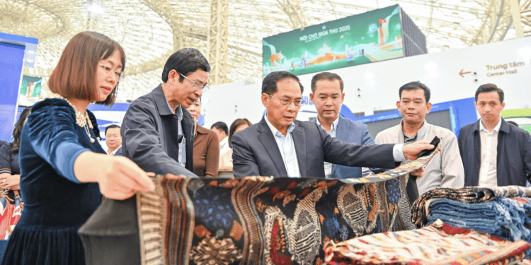 Trước lễ khai mạc, Phó Thủ tướng kiểm tra công tác tổ chức Hội chợ Mùa Thu 2025