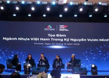 Các diễn giả trao đổi tại Tọa đàm.