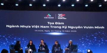 Các diễn giả trao đổi tại Tọa đàm.