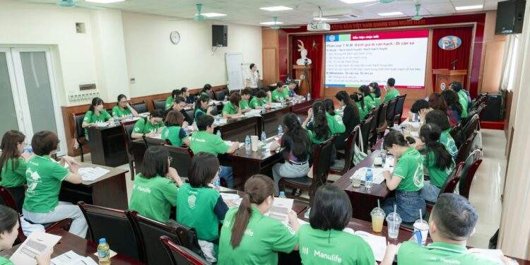 Tư vấn viên bảo hiểm Manulife được đào tạo kiến thức sức khỏe cộng đồng