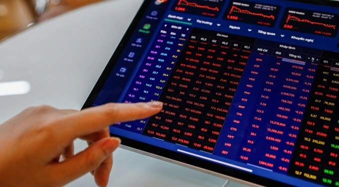 VN-Index plunges 94 points in record drop