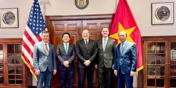Bên lề Hội nghị Cấp cao ASEAN - Hoa Kỳ lần thứ 13, Bộ trưởng Nguyễn Hồng Diên đã có cuộc gặp gỡ với Trưởng Đại diện Thương mại Hoa Kỳ (USTR) Jamieson Greer trao đổi thống nhất đẩy nhanh tiến độ để đi tới kết thúc đàm phán, hướng đến hoàn thành Hiệp định thương mại đối ứng, công bằng và cân bằng.