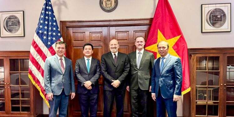 Bên lề Hội nghị Cấp cao ASEAN - Hoa Kỳ lần thứ 13, Bộ trưởng Nguyễn Hồng Diên đã có cuộc gặp gỡ với Trưởng Đại diện Thương mại Hoa Kỳ (USTR) Jamieson Greer trao đổi thống nhất đẩy nhanh tiến độ để đi tới kết thúc đàm phán, hướng đến hoàn thành Hiệp định thương mại đối ứng, công bằng và cân bằng.